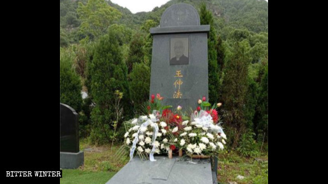 Los caracteres chinos que significaban "padre" han sido eliminados de la lápida.