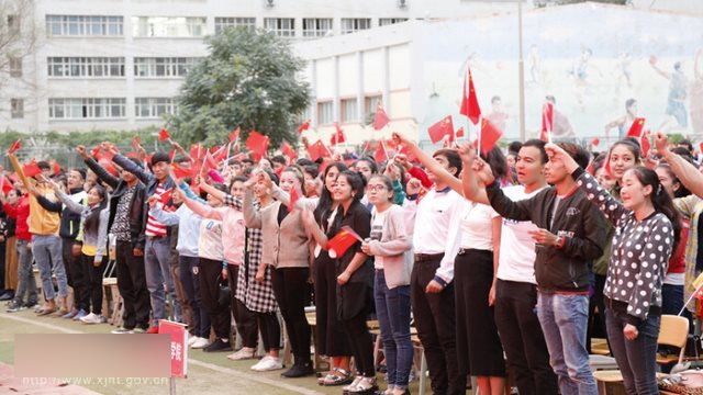 Maestros y estudiantes de la ciudad de Jotán, en Sinkiang, le juran lealtad al Partido Comunista.