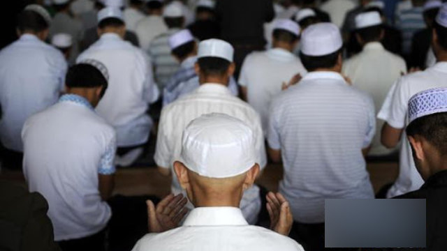 Musulmanes uigures observando el Ramadán.