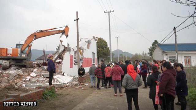 Una excavadora está demoliendo el Templo de Longhua.