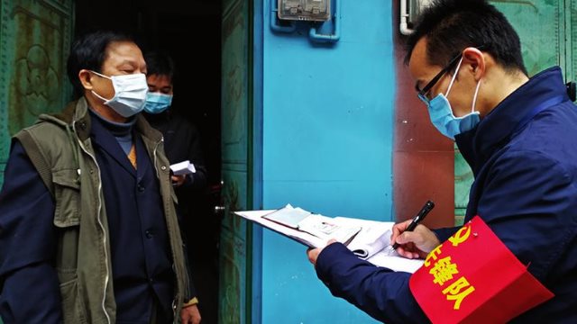 En el distrito de Wuming de la ciudad de Nanning en la Región Autónoma Zhuang de Guangxi, un administrador de la red registra la información de los residentes durante la epidemia de coronavirus.