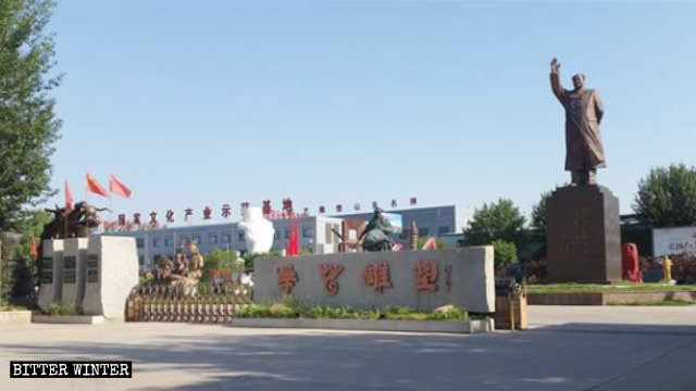 En el terreno perteneciente a la empresa Linqu Huayi Sculptural Arts Co., Ltd. se encuentra situada una estatua de Mao Zedong