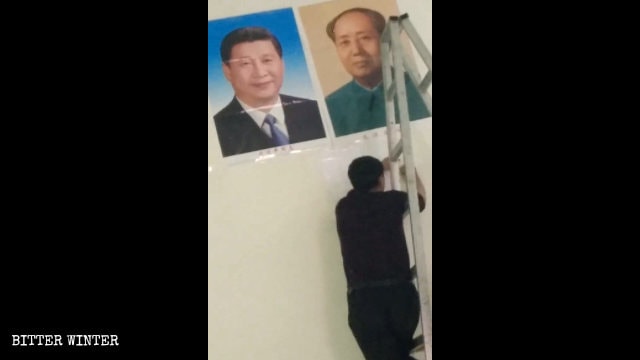 En una iglesia del condado de Yugan, los dísticos religiosos fueron reemplazados por retratos de Mao Zedong y Xi Jinping.
