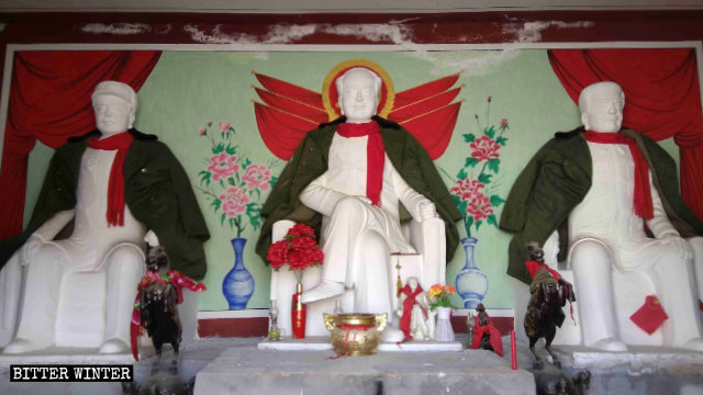 Estatuas de Mao Zedong, Zhou Enlai y Zhu De consagradas en el Templo de Qingyun.