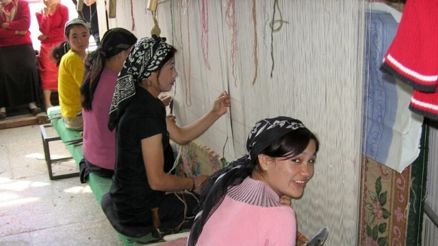 Las mujeres uigures en Turkestán Oriental, llamada