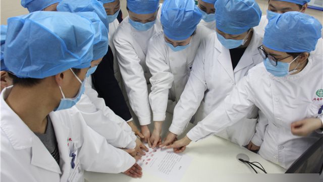 Los medios de comunicación estatales continuamente informaban sobre los trabajadores médicos que voluntariamente habían ido "a brindarle apoyo a Wuhan".