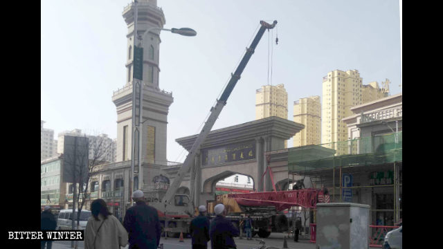 Los residentes de Linxiá presencian la rectificación de la mezquita de Laohua.