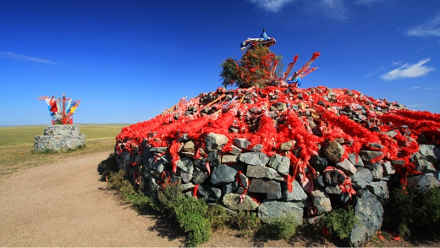 Un aobao (montón de piedras) da testimonio de la persistencia de la religión tradicional en Mongolia Interior.