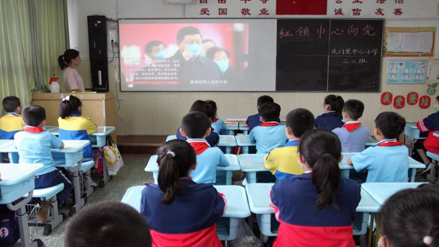 Para el Día del Niño, una escuela primaria emplazada en la ciudad de Jinan de Shandong organizó una actividad destinada a hablar sobre la lucha llevada a cabo por China contra el brote de coronavirus.
