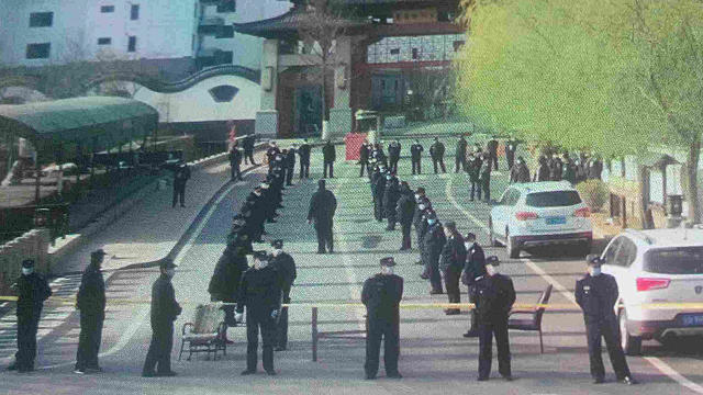 Aproximadamente 100 oficiales de policía acordonaron las intersecciones que conducen al Templo de Jiulong.
