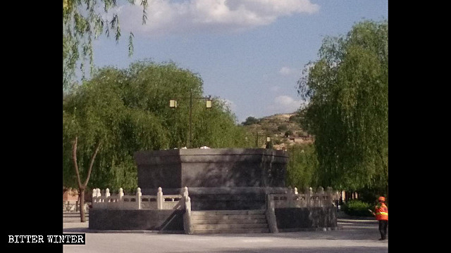 El zócalo de la estatua de “Kwan Yin de los tres rostros” que se encontraba situada en el Templo de Yiju.