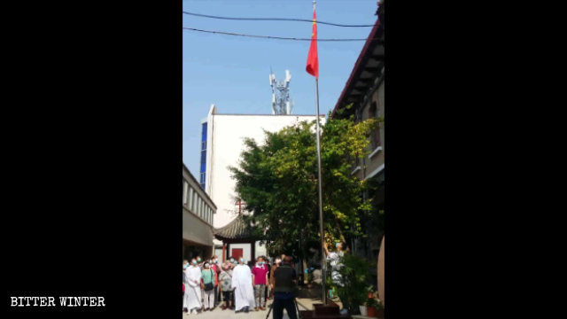 La iglesia católica de Lishiting emplazada en la ciudad de Kaifeng celebró una ceremonia de izamiento de la bandera el 14 de junio.