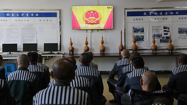 Los prisioneros están viendo videos propagandísticos del Partido Comunista Chino (PCCh).