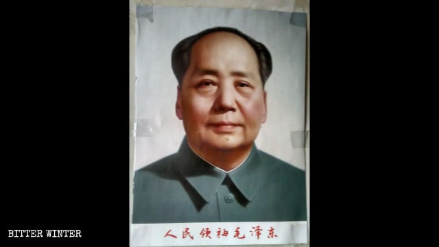 Los retratos de Mao Zedong están reemplazando a los símbolos religiosos en los hogares de los creyentes.