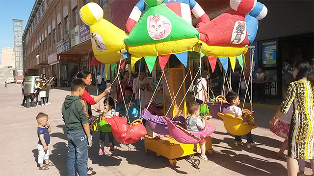 Madres e hijos en el bazar de Jotán en 2018