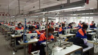 Alivio de la pobreza en Sinkiang: esclavitud en fábricas similares a una prisión