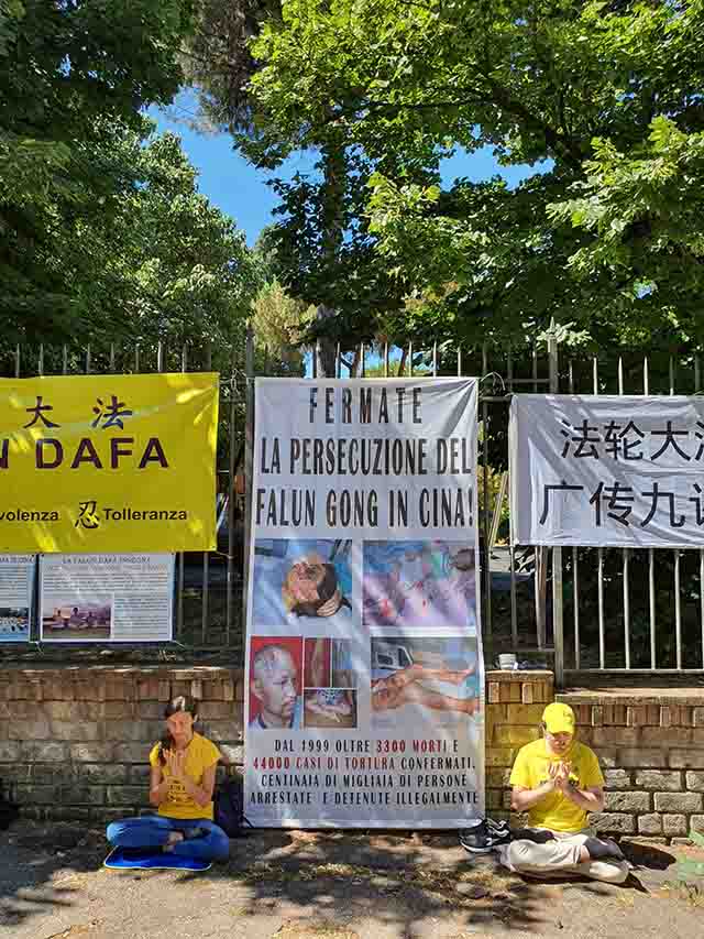 Protesta contra la persecución de Falun Gong frente a la embajada china, Roma, 20 de julio de 2020.