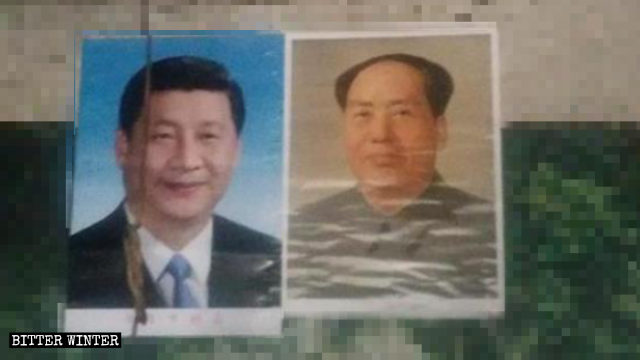 Retratos de Mao Zedong y Xi Jinping colocados en el hogar de un cristiano de Heze.