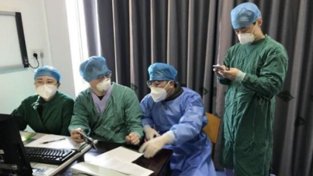 Trabajadores médicos interactuando en WeChat durante un descanso.