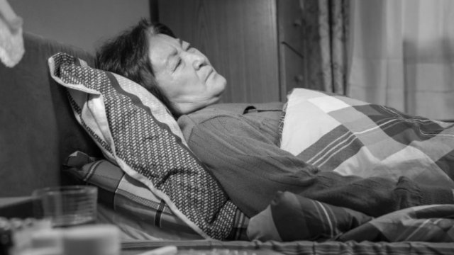 Un cristiano anciano postrado en cama con una enfermedad grave.