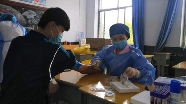 En el mes de mayo, un centro de salud pública emplazado en Shiheng, un poblado de la ciudad de Feicheng de Shandong, recolectó muestras de sangre de todos los profesores y estudiantes que regresaban a la escuela secundaria del poblado.