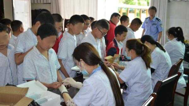 En junio del año pasado, oficiales de la estación de policía de Chengguan emplazada en Zhuxi, un condado de la ciudad de Shiyan, en la provincia de Hubei, recolectaron muestras de ADN de estudiantes de primaria.