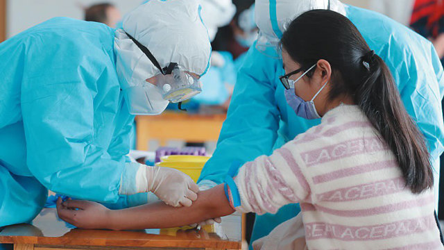 En el condado de Yinan de la provincia de Shandong, todos los maestros y estudiantes que regresaron a clases luego de que se levantara el cierre de emergencia, en el mes de abril, tuvieron que someterse a exámenes físicos y proporcionar muestras de sangre.