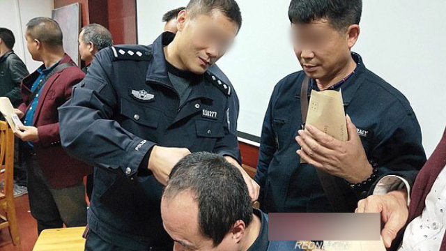 En el condado de Xintian de la ciudad de Yongzhou, en la provincia de Hunan, varios oficiales están recogiendo muestras de cabello de los conductores.