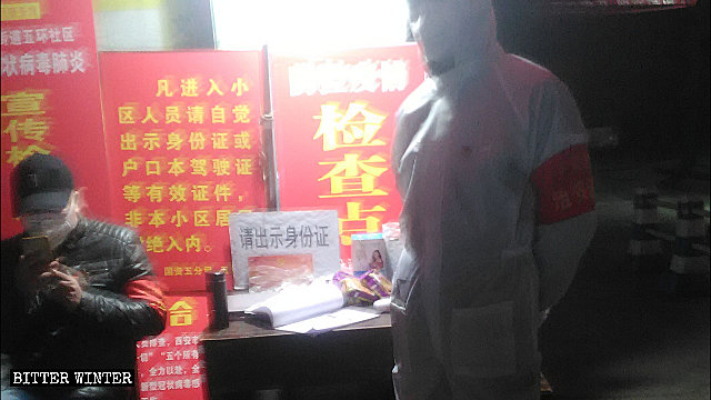 Funcionarios verifican la identidad de los visitantes en una comunidad residencial de la ciudad de Xi'an.