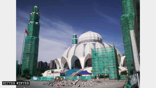 La Gran Mezquita de Yuehai emplazada en Yinchuan está siendo rectificada.