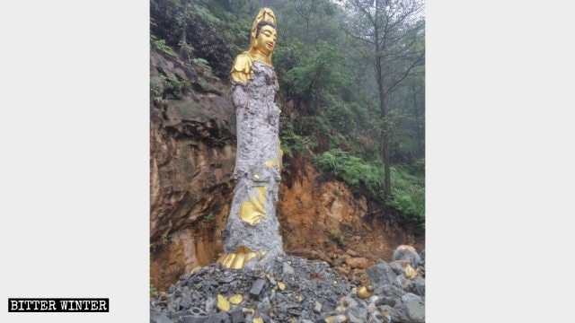 La estatua de Kwan Yin que se hallaba situada al aire libre en el Templo de Baixiang fue demolida.