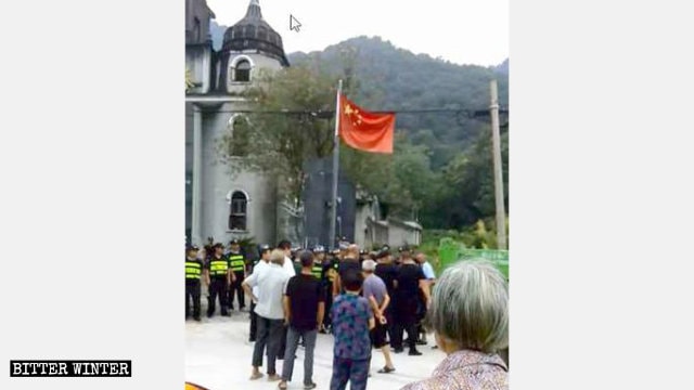 Los guardias de seguridad bloquean a los miembros de la congregación que protestan.