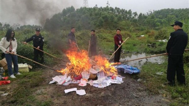 Publicaciones ilegales que fueron quemadas el año pasado en la ciudad de Enping de la provincia de Cantón.