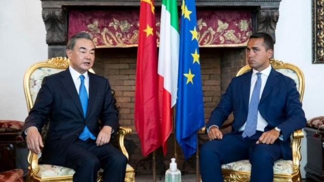 Reunión entre los ministros de Relaciones Exteriores de China e Italia, celebrada el 25 de agosto en Roma.