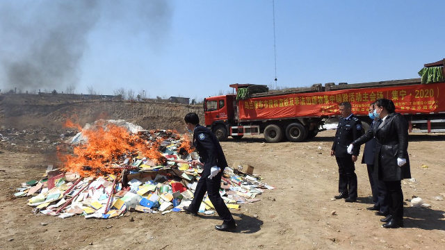 El 26 de abril, numerosas publicaciones consideradas ilegales, entre las que se incluían textos religiosos, fueron quemadas en la ciudad de Ulanqab, en la Región Autónoma de Mongolia Interior.