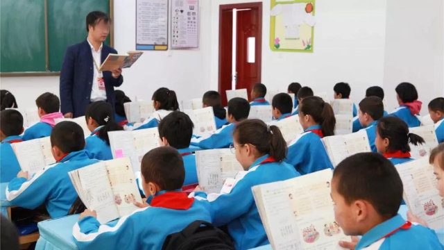 En una escuela primaria experimental emplazada en Sinkiang, a los estudiantes se les enseña a leer libros de texto en chino.