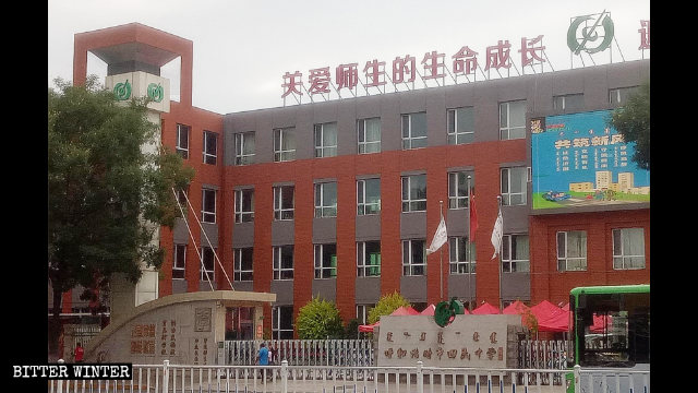 La escuela secundaria hui de Hohhot fue rectificada, eliminando todos los elementos de la arquitectura islámica.