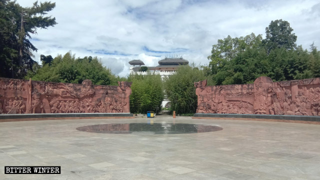La plaza donde se encontraba situada la estatua de Kwan Yin ahora está vacía.