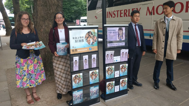 Testigos de Jehová comparten el Evangelio en la calle