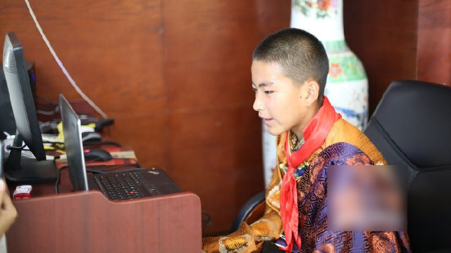 Un estudiante tibetano de la escuela secundaria Chanba Nro. 1 habla con los "padres de Xi'an" en línea.